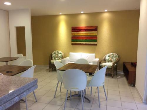 Apartamento Bem Localizado Com Sacada, Churrasqueira, Garagem E Split