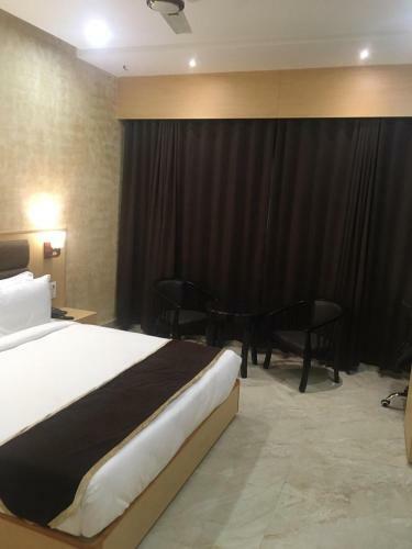 Hotel Aarunya Royale