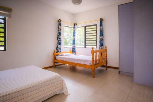 Villa Fitz: Sunlit Beach Getaway W/ Pool + Wifi