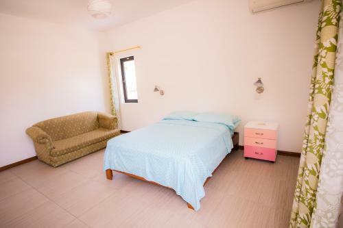 Villa Fitz: Sunlit Beach Getaway W/ Pool + Wifi