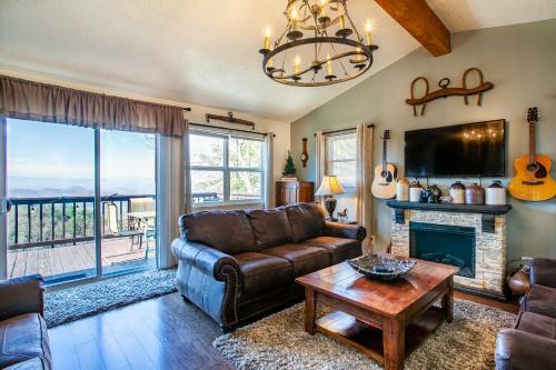 Maple Ridge With Mtn View Fireplace