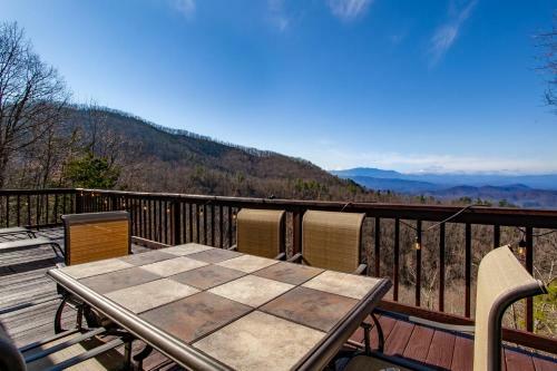 Maple Ridge With Mtn View Fireplace