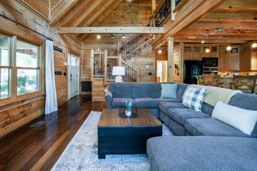 Redtail Retreat With Kids Den Fireplace Hot Tub
