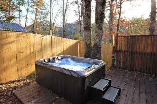 Hideaway Hollow Prime Location King Bed Hottub