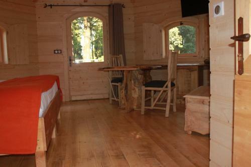Hotel Les Cabanes Dans Les Bois