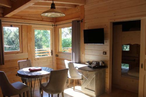 Hotel Les Cabanes Dans Les Bois