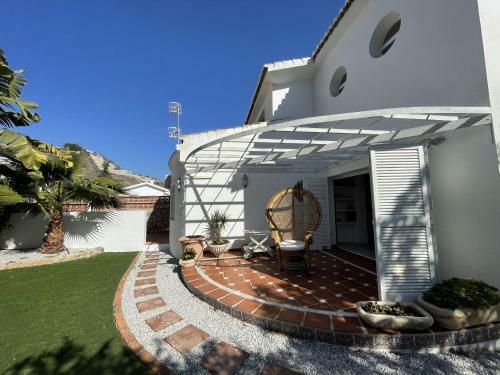 Fab 6 Bedroom Villa With Pool Only Short Walk To B