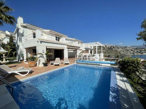 Fab 6 Bedroom Villa With Pool Only Short Walk To B