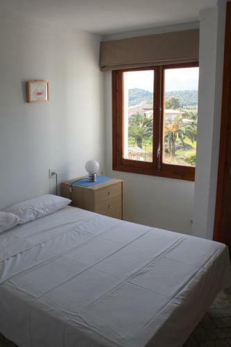 Llenaire Mar: Beachfront Apartment With Pool