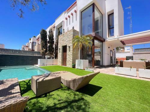 Modern Villa With Private Pool And Jacuzzi Cq1
