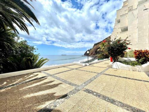 Luxury Apartment Overlooking Atlantic Ocean, Wifi