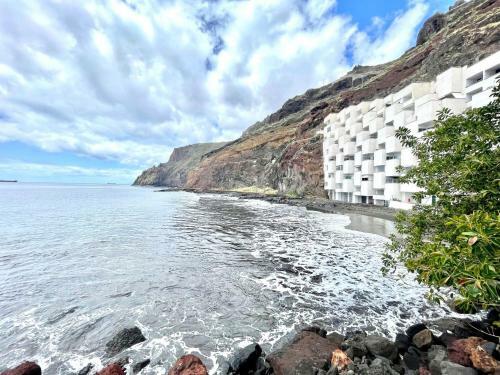 Luxury Apartment Overlooking Atlantic Ocean, Wifi