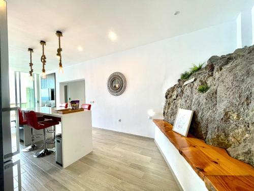 Luxury Apartment Overlooking Atlantic Ocean, Wifi