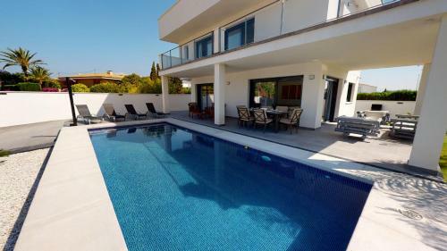 Luxury Modern & Sunny Villa