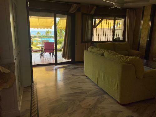 Magnifico Chalet Primera L�nea de Playa Manilva
