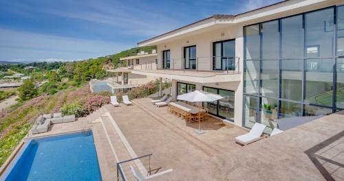 Spectacular Luxury Villa In Complete Silence
