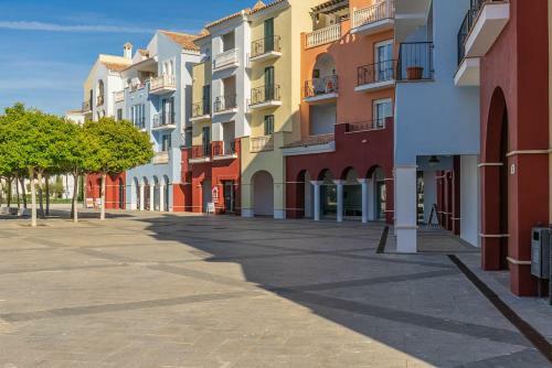 2 Bedroom Apartment With Pool Views - Co1422lt