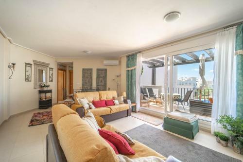 Penthouse Apartment With Pool Views - Ao232lt