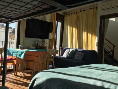 Sunny Apartment With Mountain Views
