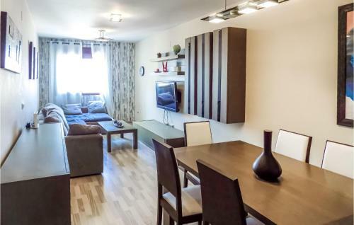 Awesome Apartment In Vinar�s With Wifi And 2 Bedrooms