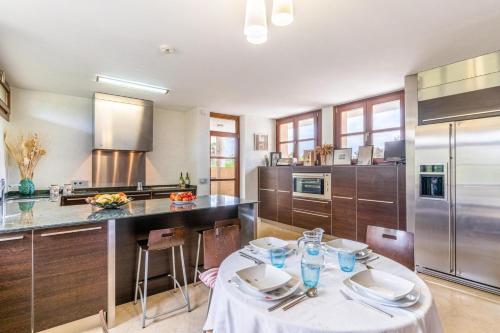 Villa de Lujo Con Piscina, Jacuzzi, Jard�n Y Terraza