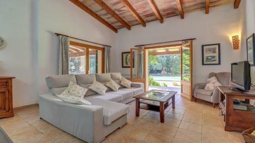 Perfect 3 Bedroom Bungalow With Pool.
