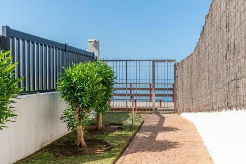 Apartamento Beachfront 2br With Swimming Pool, Parking & AC