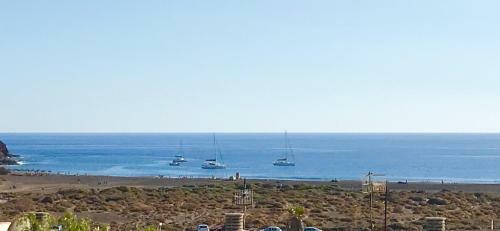 Beautiful Renovated Beach House With Panoramic Seaviews