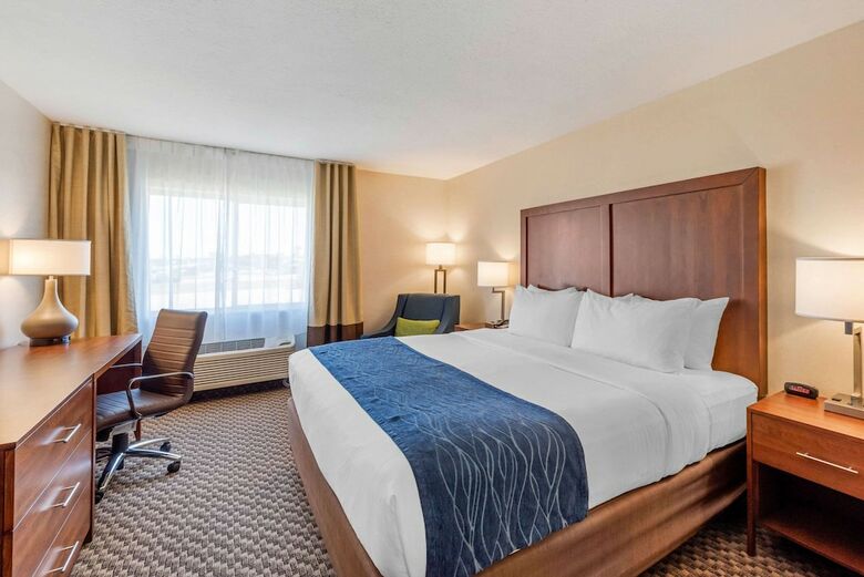 Hotel Comfort Inn & Suites Near Route 66
