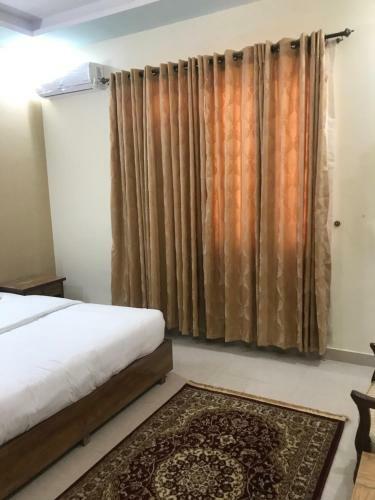 Hostal Holyzen House