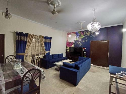 3 Bedrooms Luxury House At Prime Location