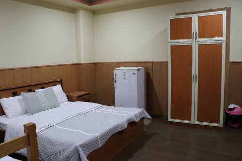 Golden Star Hotel & Restaurant