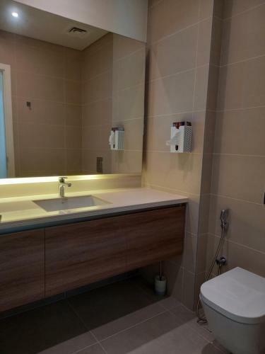 Lovely 2 Bedroom Apartment Has Beach & Pool Access
