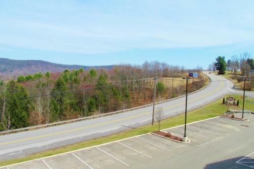 Hotel Crystal Springs Inn And Suites