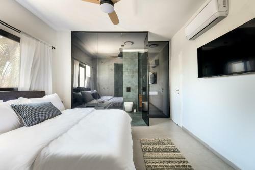 Spacious And Bright Beach Front Apartment