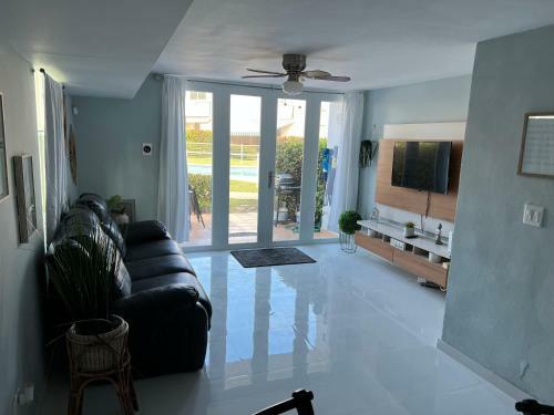 Villa Newly Remodel Steps Away From The Beach
