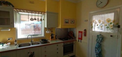 East Geelong - 2 Bedrooms - Mimosa Cottage