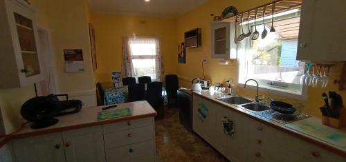 East Geelong - 2 Bedrooms - Mimosa Cottage