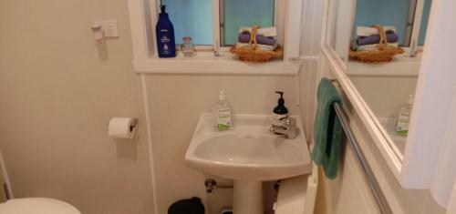 East Geelong - 2 Bedrooms - Mimosa Cottage