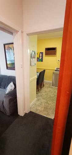 East Geelong - 2 Bedrooms - Mimosa Cottage