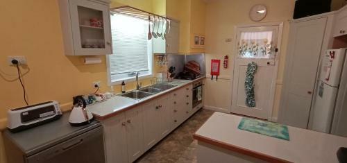 East Geelong - 2 Bedrooms - Mimosa Cottage