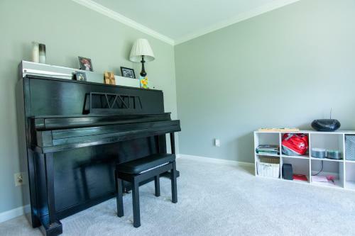 Sunny, 5-bedroom Home With A Beautiful Backyard