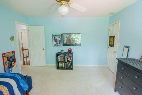Sunny, 5-bedroom Home With A Beautiful Backyard