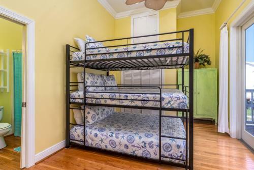 Ricky Mos' Island Oasis - 2628 Bridgeview Home