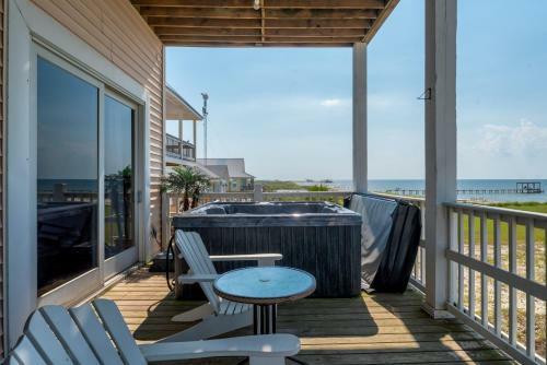 Ricky Mos' Island Oasis - 2628 Bridgeview Home