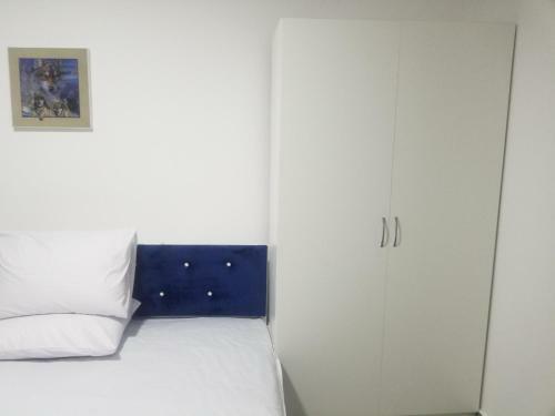 Pak Az Hotel