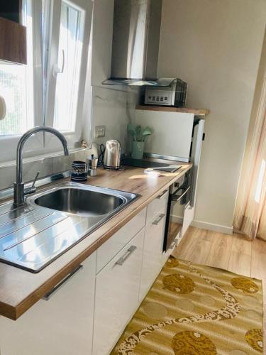 New Studio Flat With Balcony And Patio .