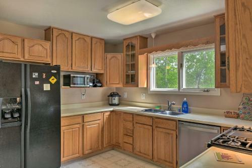 Pet Friendly Anchorage Retreat With Deck And Yard