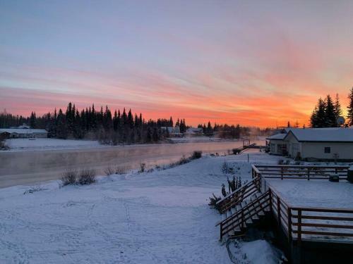 *quiet* Chena *riverfront* Beach House In Town