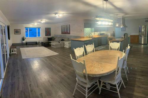 *quiet* Chena *riverfront* Beach House In Town
